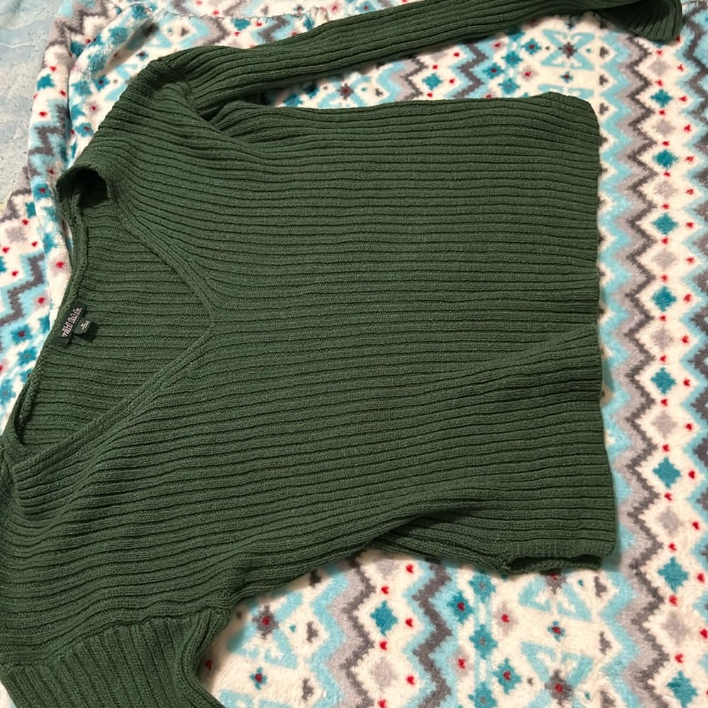 Green long sleeve v neck